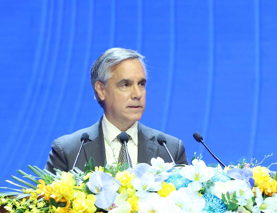 联合国毒品和犯罪问题办公室（UNODC）代表约翰·布兰多利诺（John Brandolino）发表讲话。图自越通社