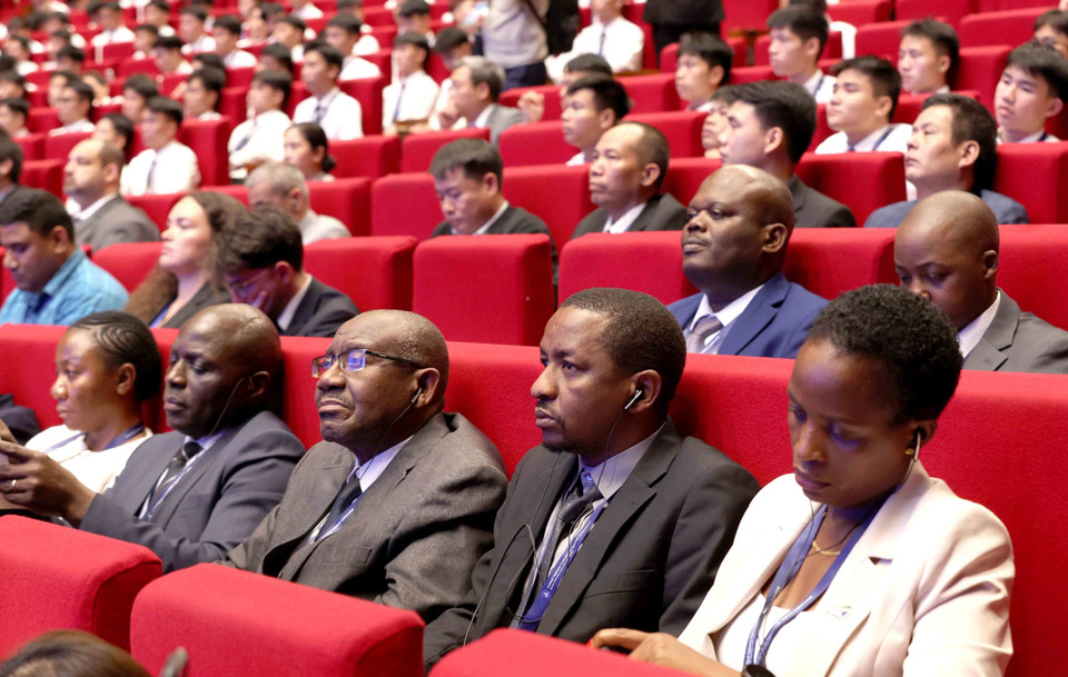 国内外代表出席《联合国打击网络犯罪公约》开放签署仪式闭幕式。图自越通社