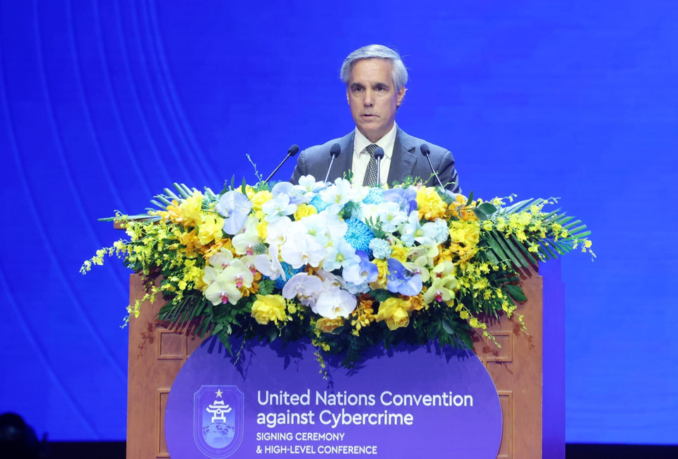 联合国毒品和犯罪问题办公室（UNODC）代表约翰·布兰多利诺（John Brandolino）发表讲话。图自越通社