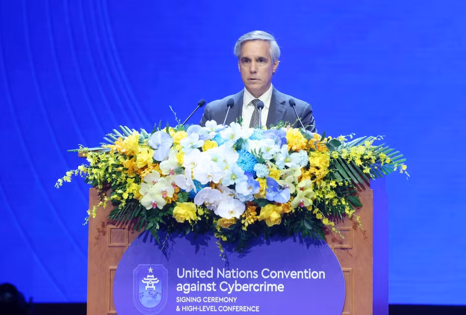 联合国毒品和犯罪问题办公室（UNODC）代表约翰·布兰多利诺（John Brandolino）发表讲话。图自越通社