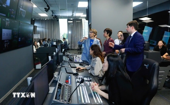越通社社长武越庄对哈萨克斯坦总统广播电视综合大楼进行工作访问。图片来源：TRC/越通社