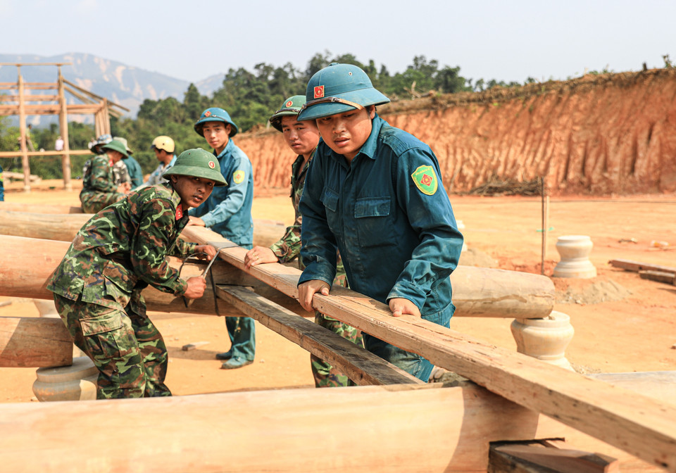 军队与民兵力量在芒蓬二村合力搭建高脚屋。图自越通社