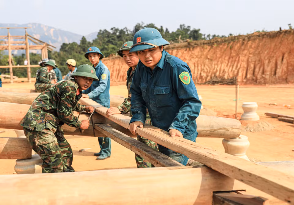 军队与民兵力量在芒蓬二村合力搭建高脚屋。图自越通社