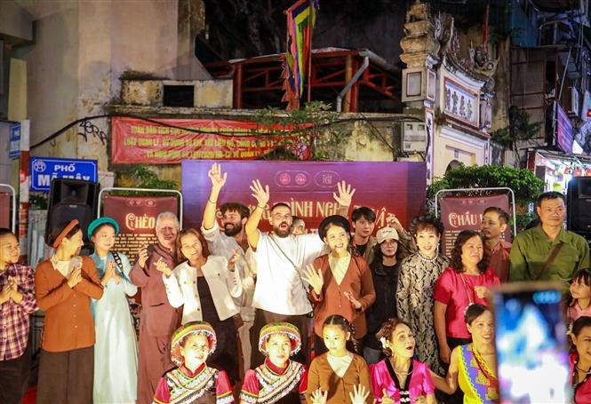 传统艺术空间吸引了众多市民与游客关注。图自越通社