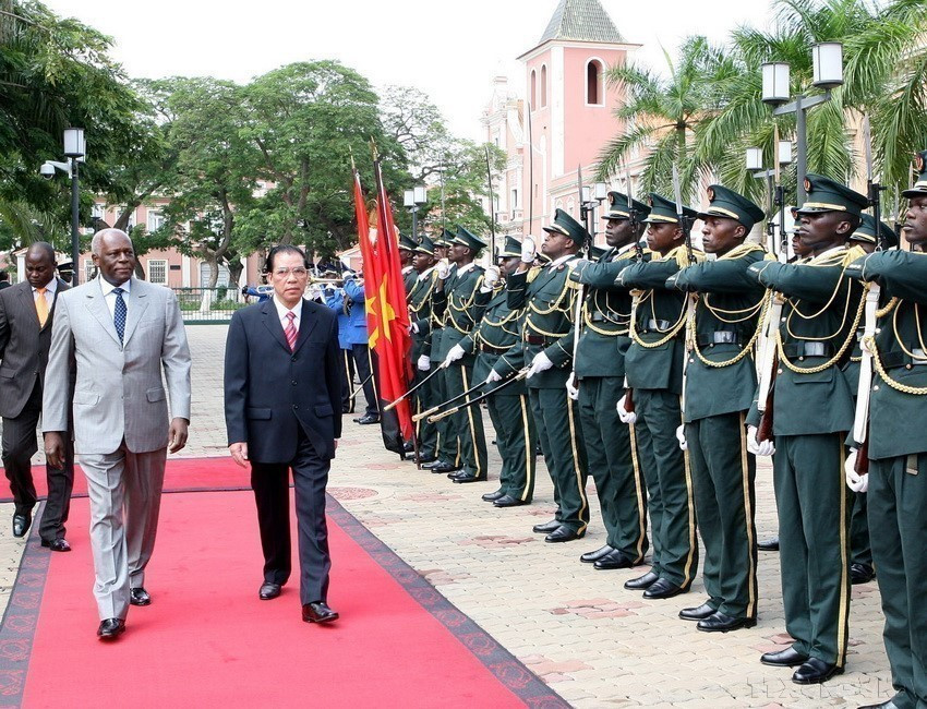 安哥拉共和国总统若泽·爱德华多·多斯桑托斯(José Eduardo dos Santos )与越共中央总书记农德孟在其正式访问安哥拉期间共同检阅仪仗队(罗安达,2008年4月3日)。图自越通社