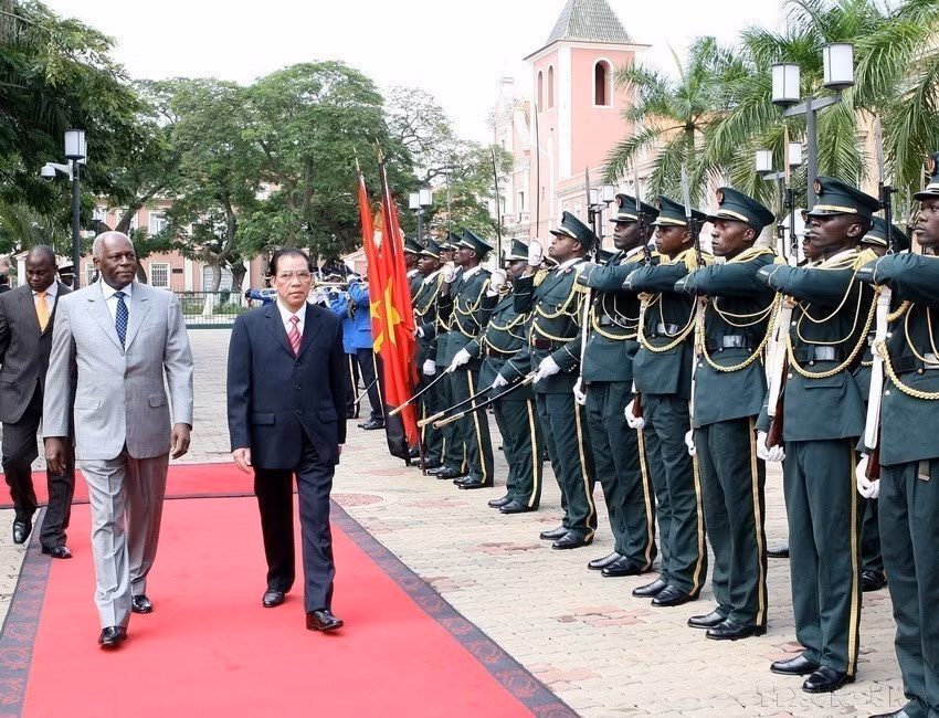 安哥拉共和国总统若泽·爱德华多·多斯桑托斯（José Eduardo dos Santos ）与越共中央总书记农德孟在其正式访问安哥拉期间共同检阅仪仗队（罗安达，2008年4月3日）。图自越通社