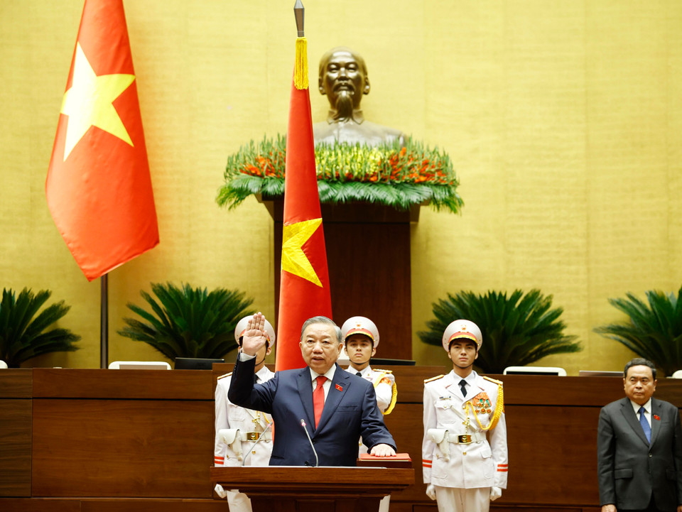 越南社会主义共和国国家主席苏林宣誓就职。图自越通社