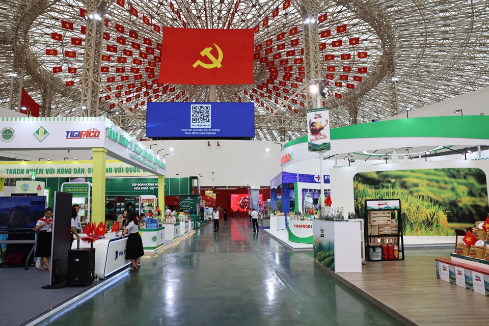 展览现场各展位。图自越通社