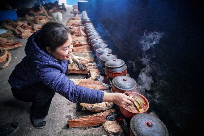 红烧鱼炖煮过程中始终需要有人看守。图自越通社