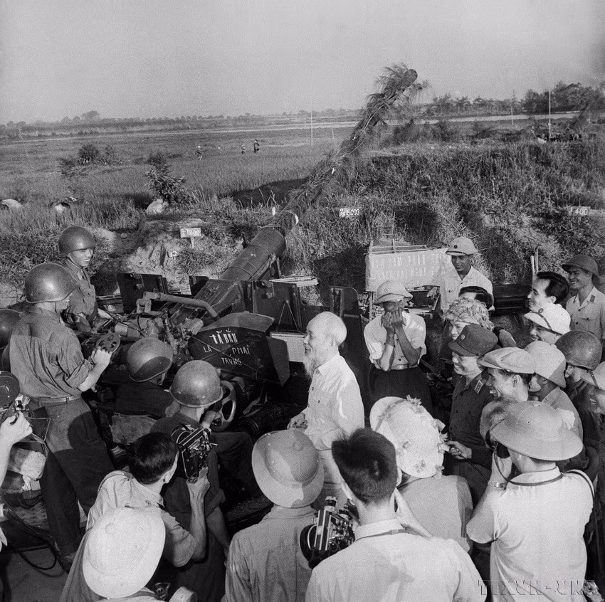 1966年9月25日，胡主席视察首都防空高炮部队阵地。图自越通社