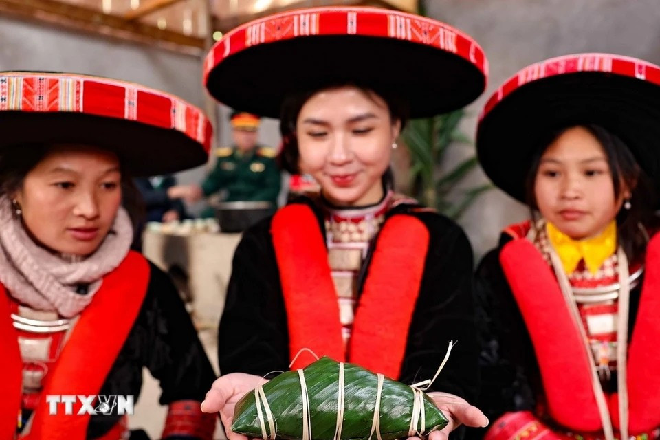 如今，瑶族人民在春节期间仍然会吃驼背粽子。 图自越通社