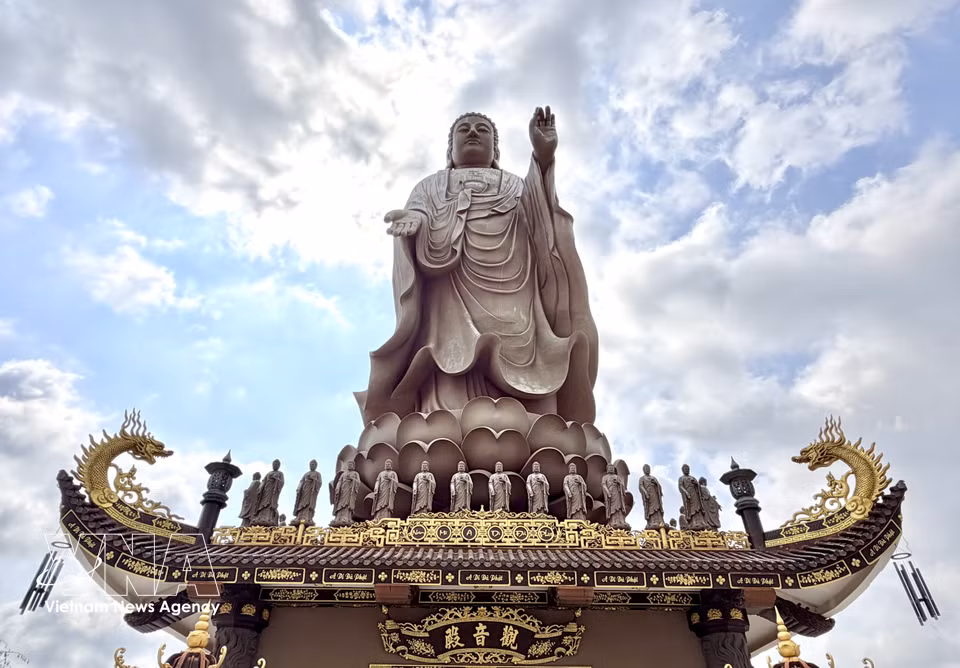24米高的阿弥陀佛像威严矗立于金仙寺正殿屋顶。图自越通社