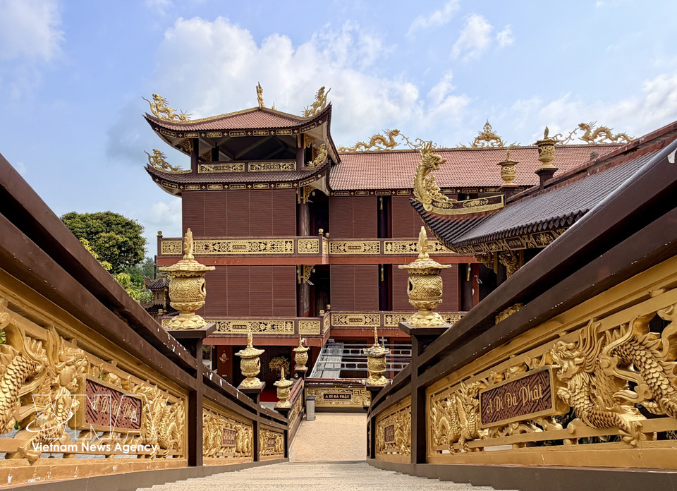 寺庙内部装饰细致，色彩与线条和谐结合了传统风格。图自越通社