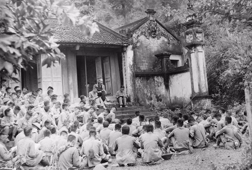 1954年9月19日，胡主席在富寿省雄王庙对即将接管首都的先锋军干部战士交谈。他说："雄王昔日有建国之功，我辈须同心守国"。图自越通社
