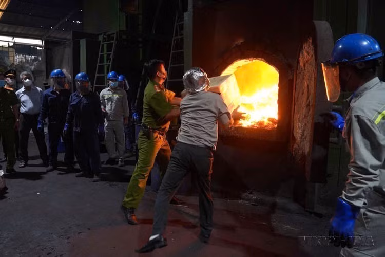 有关部门对近1.3吨毒品（涉及126起刑事案件）进行仓库开封、清点并在胡志明市平政县焚烧处理（2024年9月25日）。图自越通社