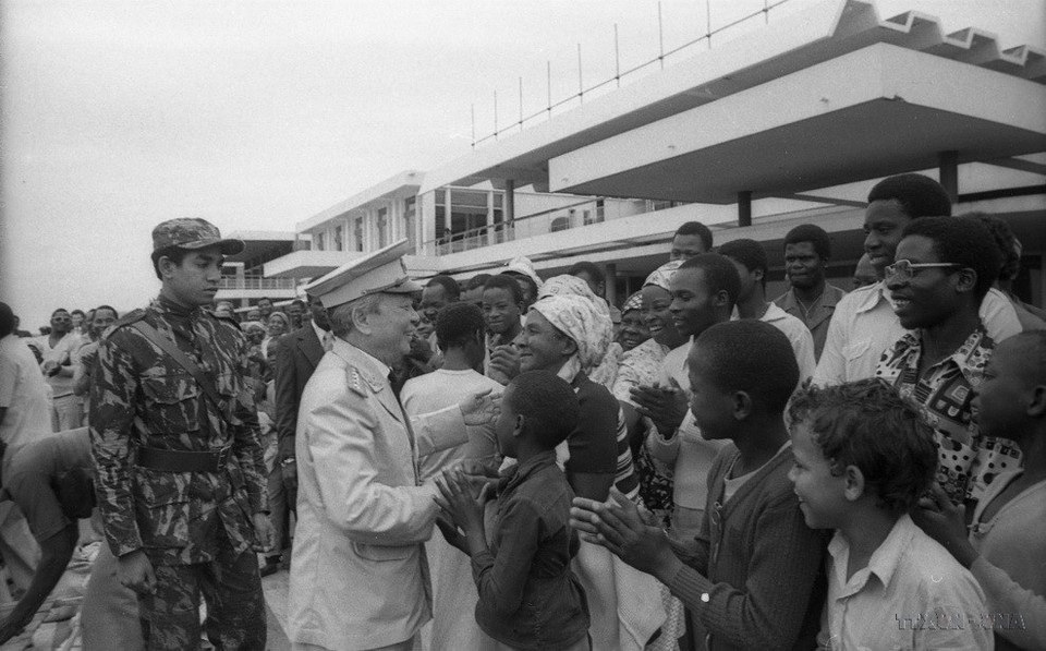 马普托市民众欢迎越南政府副总理武元甲大将访问莫桑比克（1980年11月15日至19日）。图自越通社