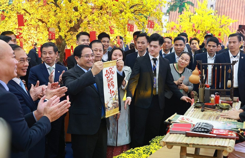 越南政府总理范明政参观2026年首届春季博览会的工艺美术展位。图自越通社