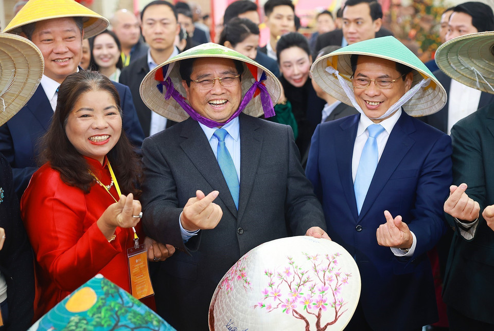 越南政府总理范明政参观2026年首届春季博览会的工艺美术展位。图自越通社