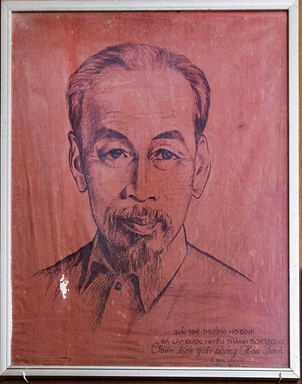 为表彰丁公家族在和平解放战役中的突出贡献，和平省联越委员会向该家族授予奖励。图自越通社