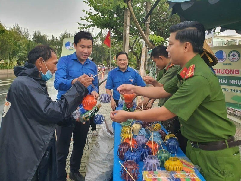 在宣传“垃圾分类保护环境、共建绿色槟椥”活动中,市民将废旧塑料瓶、铝罐和电池带来兑换中秋灯笼。图自越通社