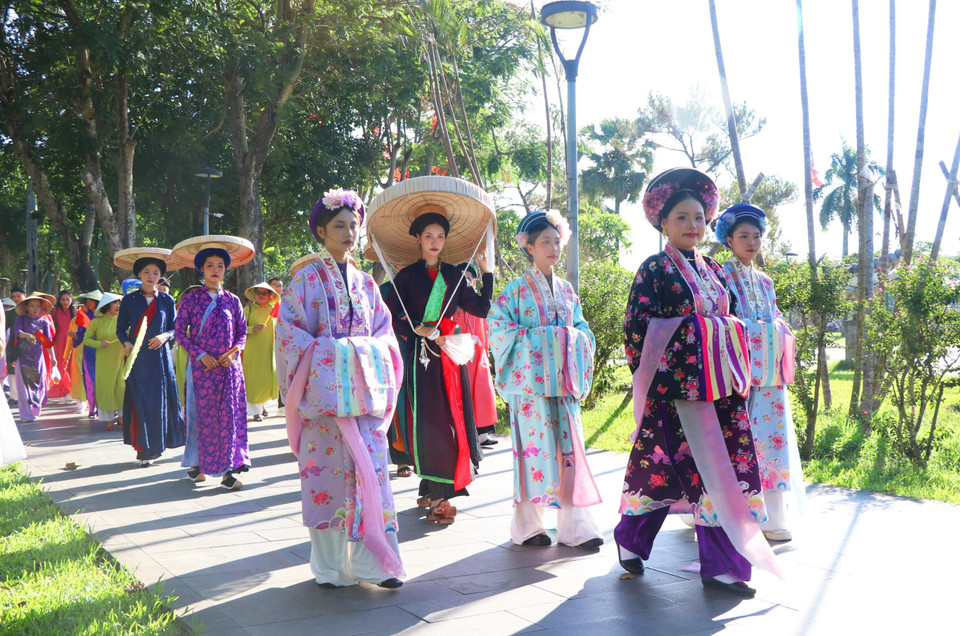 巡游队伍通过越南奥黛展现出文化的魅力与精髓。图自越通社