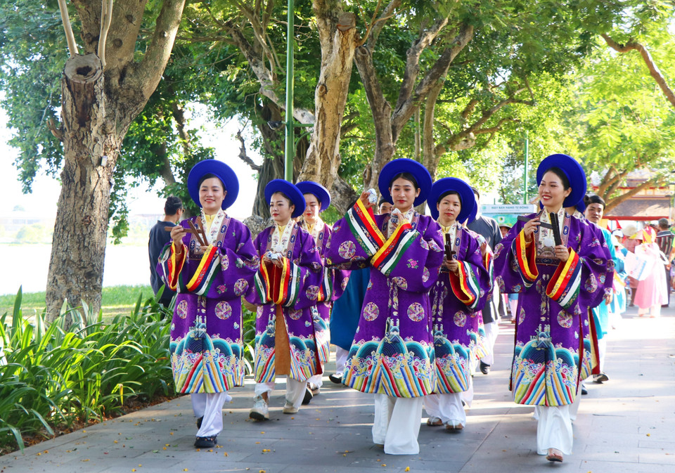 本次活动旨在通过传统服饰弘扬越南文化价值。图自越通社