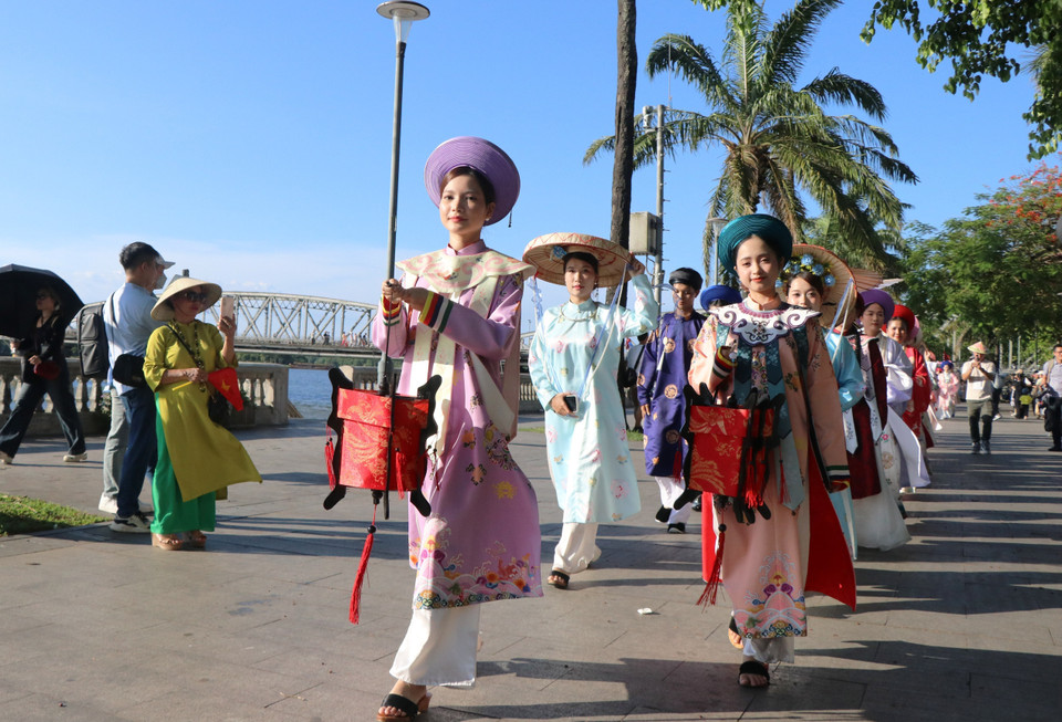 越服巡游活动吸引逾1000人参与，行经顺化多个中心街道。图自越通社