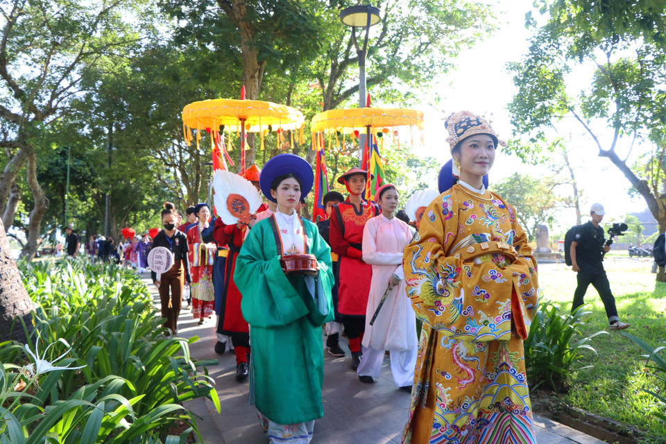 越服巡游活动吸引逾1000人参与，行经顺化多个中心街道。图自越通社