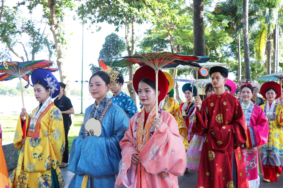 巡游队伍通过越南奥黛展现出文化的魅力与精髓。图自越通社