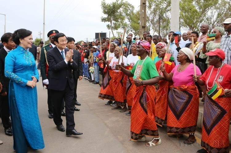 越南国家主席张晋创与夫人在对莫桑比克进行国事访问期间会见马普托市民众（马普托，2016年3月12日）。图自越通社