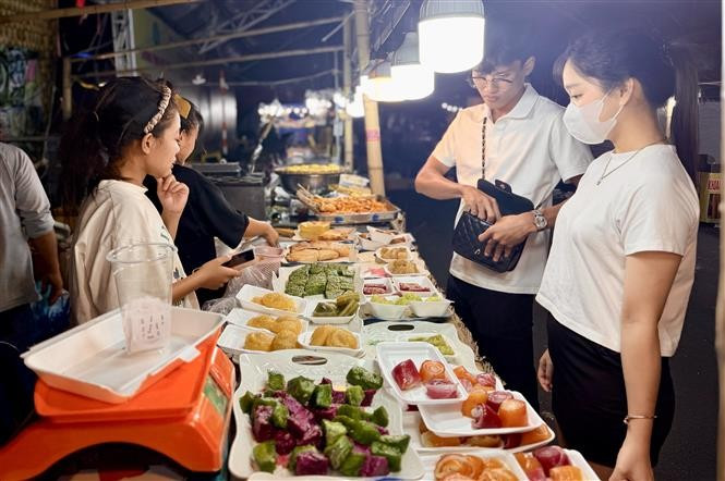 民众积极参观“2025安江南部民间糕饼节”的展位。图自越通社