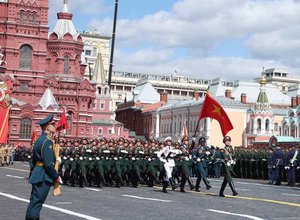 参加红场阅兵的越南人民军代表团。（图：越通社）