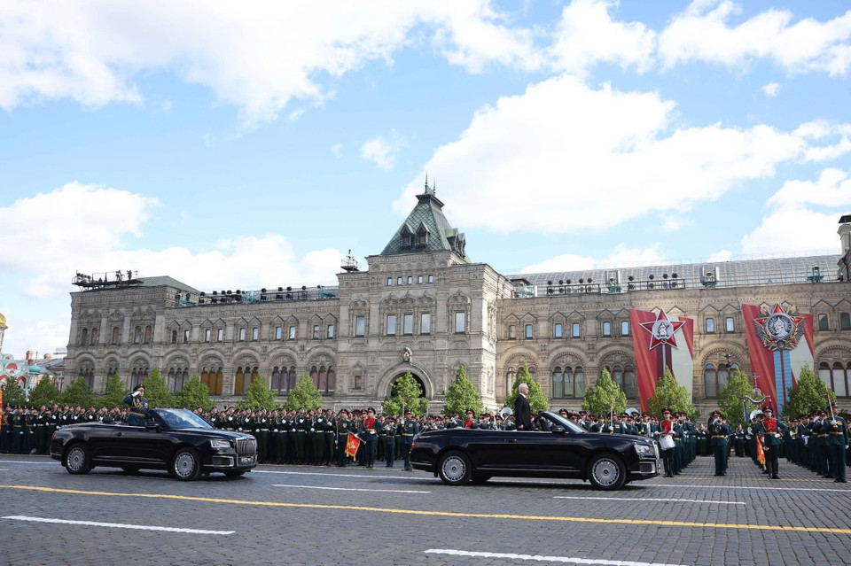 俄罗斯国防部长安德烈·别洛乌索夫检阅参加阅兵的部队。（图：越通社）