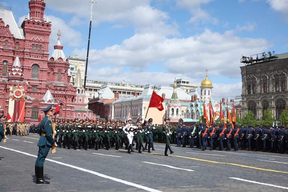 参加红场阅兵的越南人民军代表团。（图：越通社）