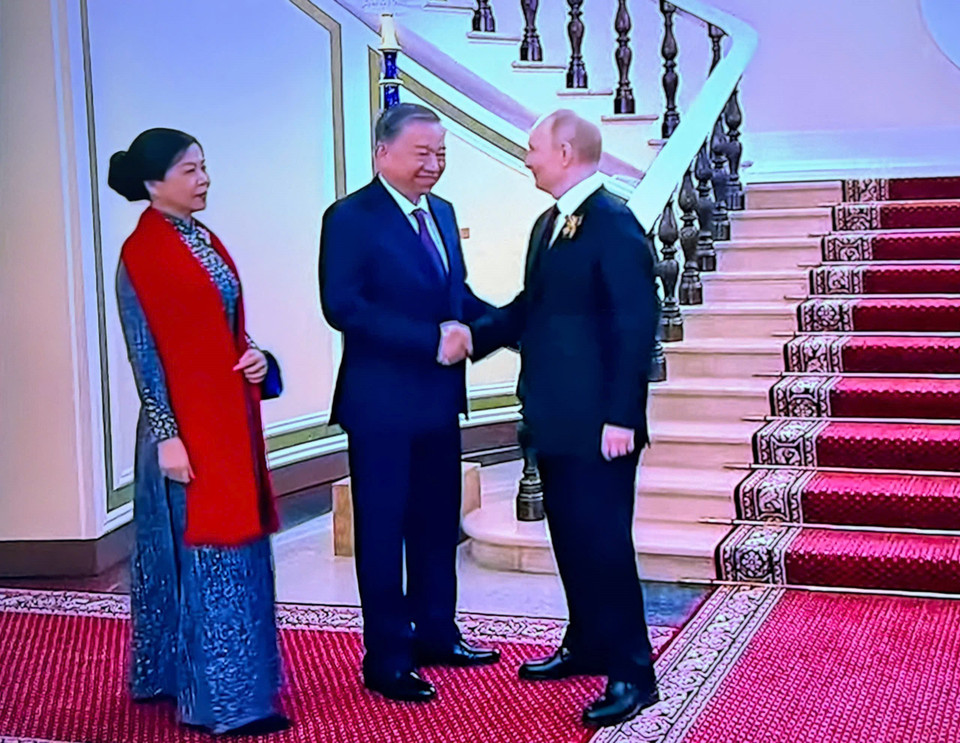 俄罗斯总统普京欢迎苏林总书记夫妇出席仪式。（图：越通社）