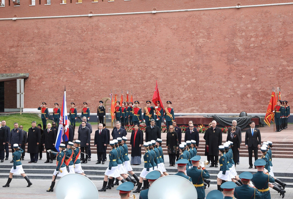 苏林总书记夫妇同各国领导人共同出席克里姆林宫墙边无名烈士纪念碑献花仪式。（图：越通社）