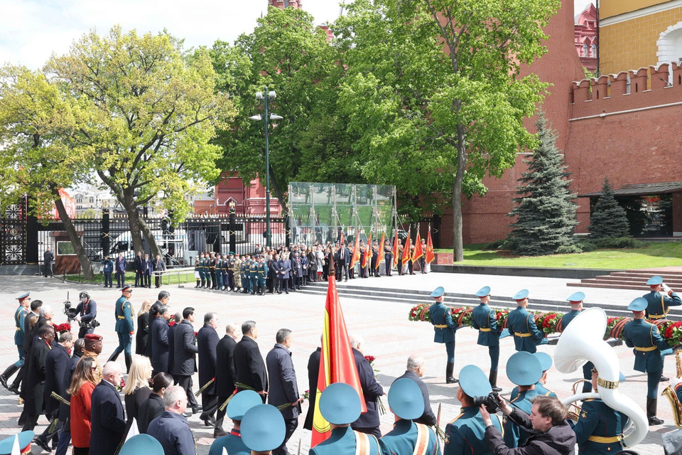 苏林总书记夫妇同各国领导人共同出席克里姆林宫墙边无名烈士纪念碑献花仪式。（图：越通社）