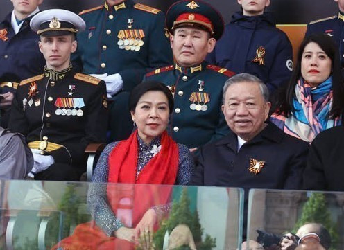 苏林总书记偕夫人出席纪念伟大卫国战争胜利80周年阅兵式。（图：越通社）