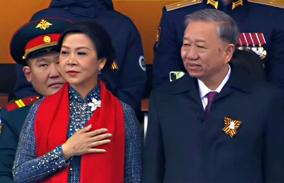 苏林总书记携夫人出席纪念伟大卫国战争胜利80周年阅兵式。图自越通社