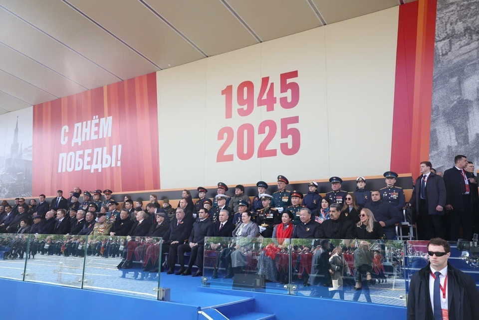 苏林总书记夫妇与多国领导人在红场纪念伟大卫国战争胜利80周年阅兵式上登上荣誉看台。（图：越通社）