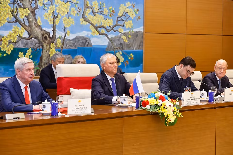 俄罗斯联邦国家杜马主席维亚切斯拉夫·沃洛金及俄方代表团出席与越南国会主席陈青敏的会谈。图自越通社