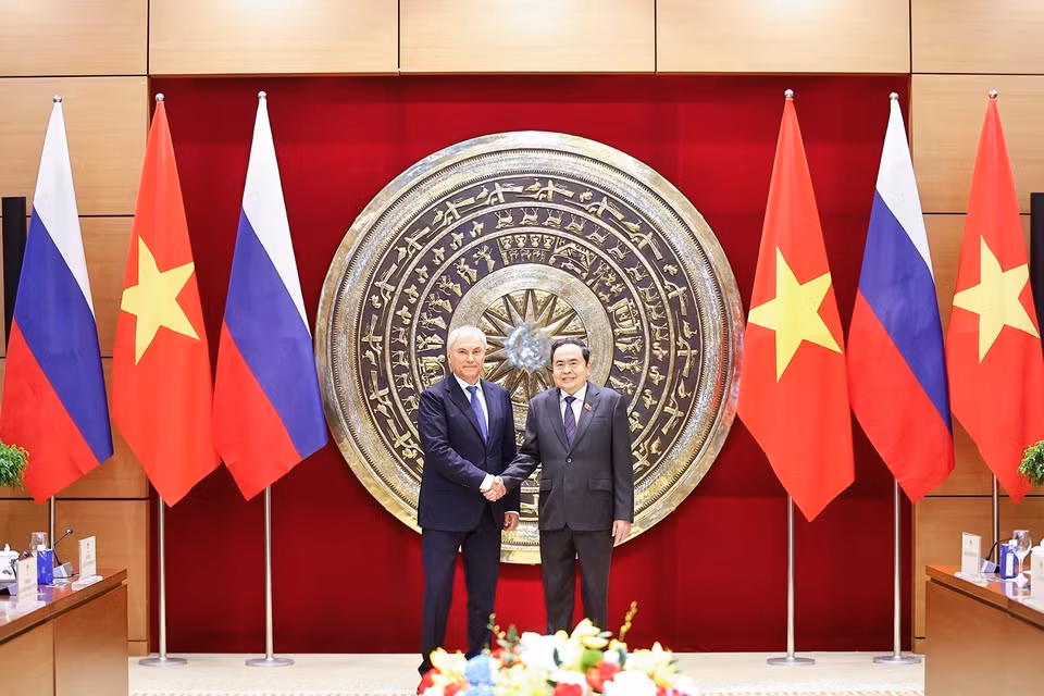 越南国会主席陈青敏与俄罗斯联邦国家杜马主席维亚切斯拉夫·沃洛金举行会谈。图自越通社