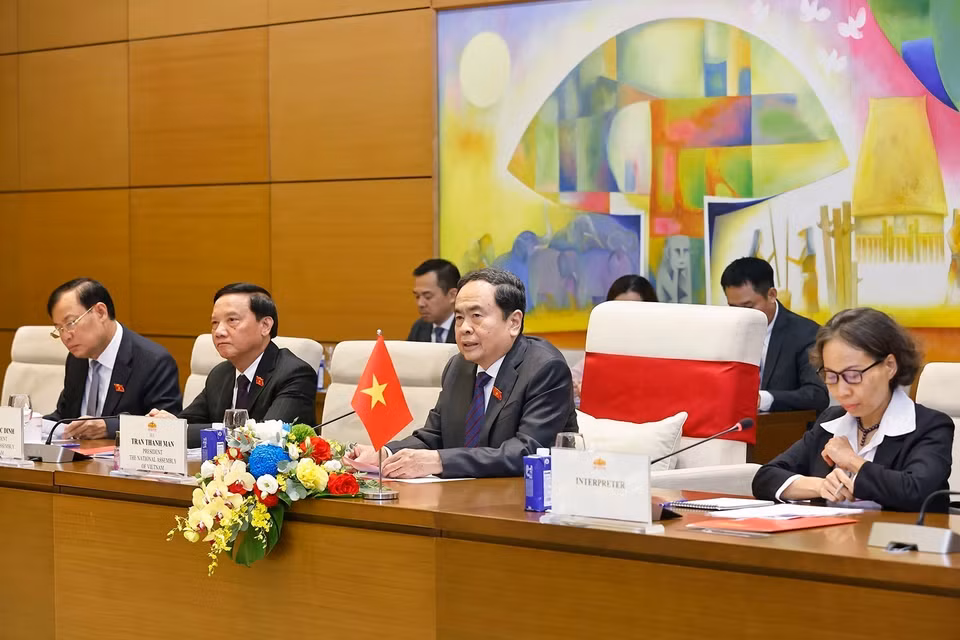 越南国会主席陈青敏及越方代表团出席与俄罗斯联邦国家杜马主席维亚切斯拉夫·沃洛金的会谈。图自越通社