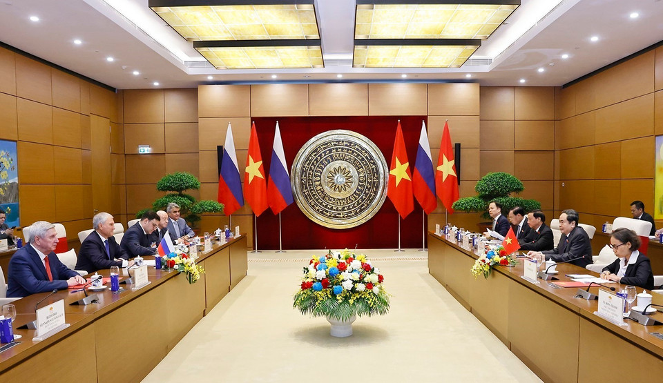 越南国会主席陈青敏与俄罗斯联邦国家杜马主席维亚切斯拉夫·沃洛金举行会谈。图自越通社