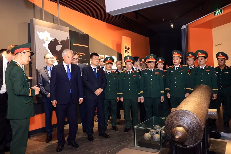 俄罗斯国家杜马主席维亚切斯拉夫·沃洛金与高级代表团参观越南军事历史博物馆。图自越通社