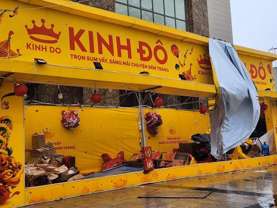 市中心商铺受10号台风影响遭损坏。图自越通社
