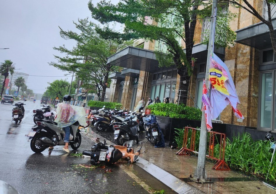 多辆交通工具在道路上被吹翻，民众出行困难。图自越通社
