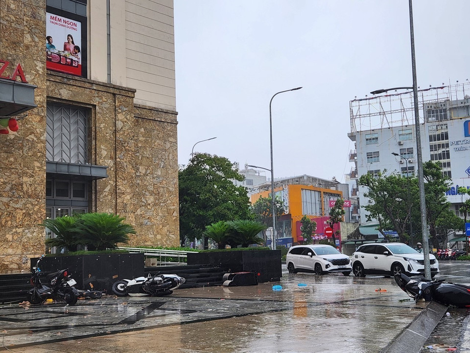 多辆摩托车被强风吹倒。图自越通社