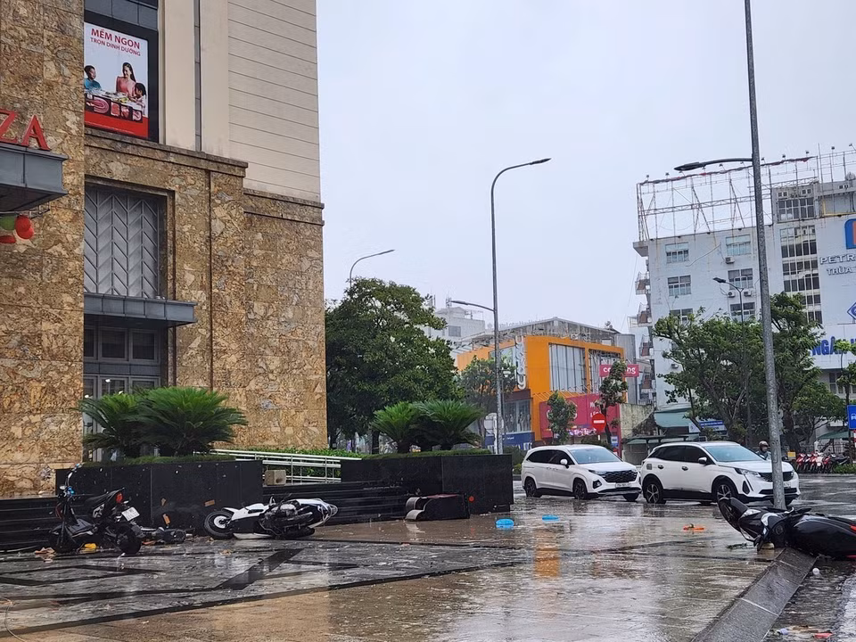 多辆摩托车被强风吹倒。图自越通社
