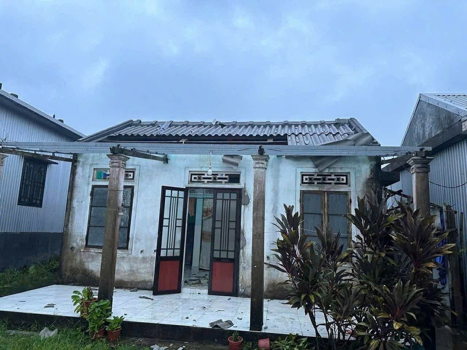 铁皮框架及屋顶被10号台风刮飞。图自越通社